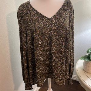 Cabi blouse in size Large, Beautiful colors for fall and winter. Purchased 2023
